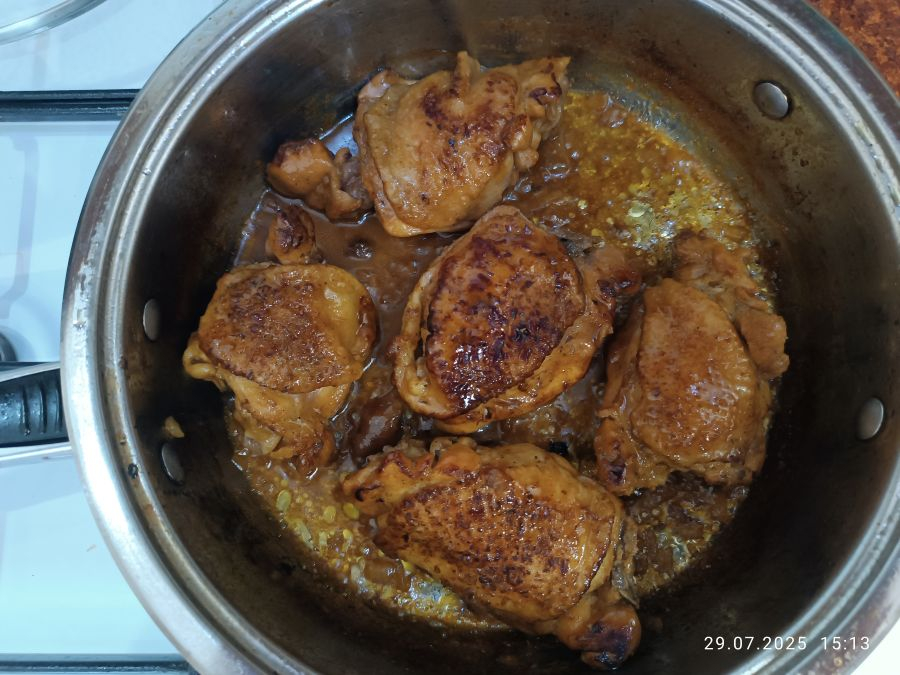 Рецепт жареных куриных бедер с приправой «Карри», медом и горчицей