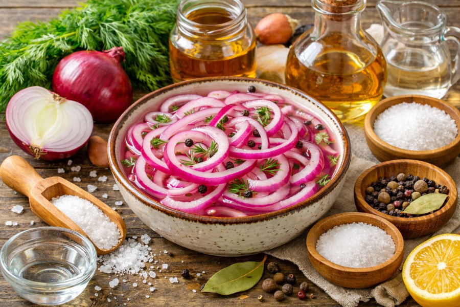 Як правильно замаринувати цибулю в оцті: смак, баланс і кулінарні нюанси