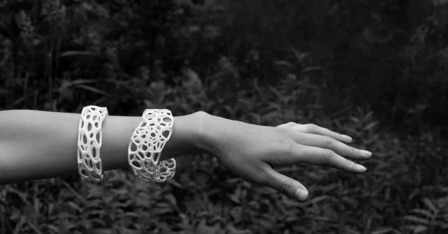 Прикраса білого кольору на жіночій руці