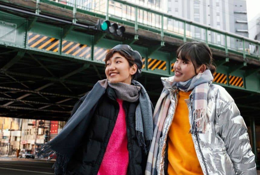 Дві жінки корейської зовнішності на вулиці