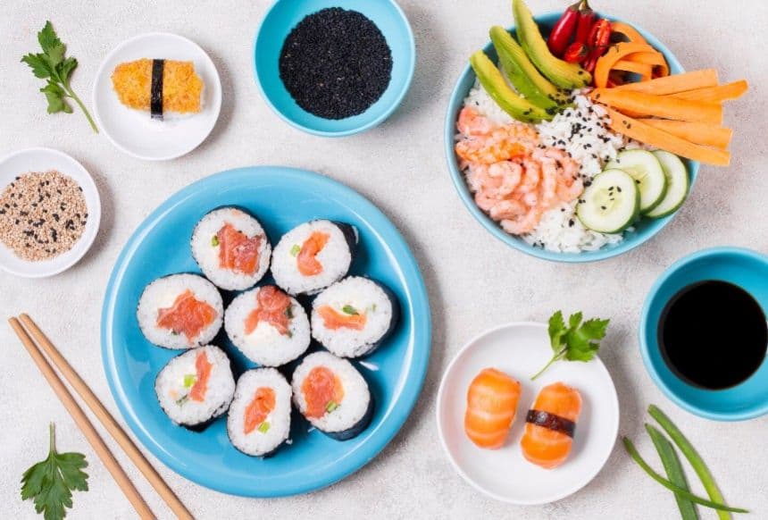 Тарілки з суші на столі