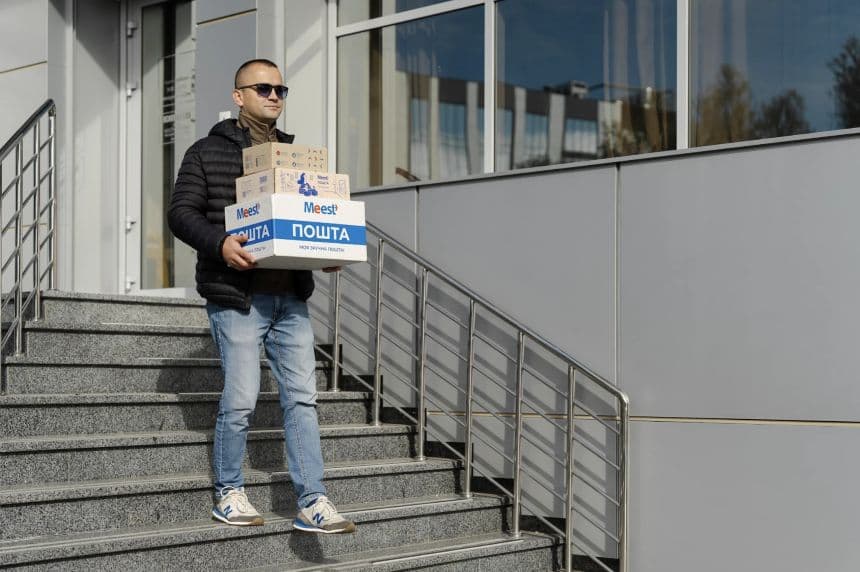 Чоловік несе посилки з Meest ПОШТА Чоловік несе посилки з Meest ПОШТА