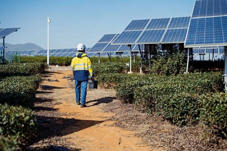 Рабочий делает обход СЭС Рабочий делает обход СЭС