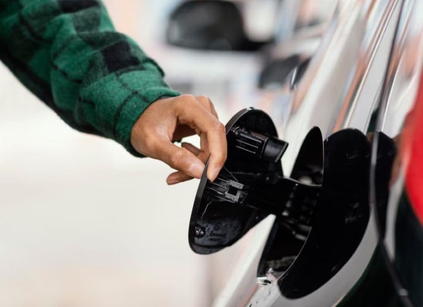 Водитель контролирует топливо в авто