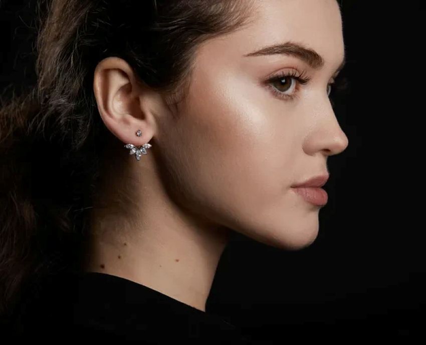 Симпатична дівчина з сережкою-джекет у вусі Симпатична дівчина з сережкою-джекет у вусі