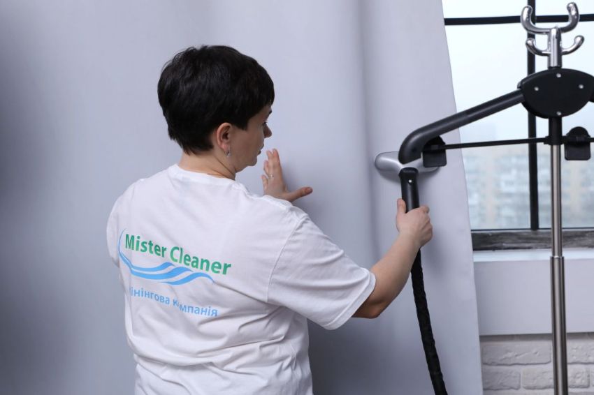 Женщина-клинер делает химчистку штор