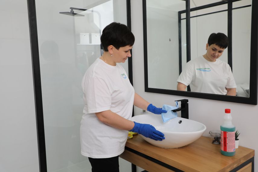 Женщина-клинер убирает в ванной комнате