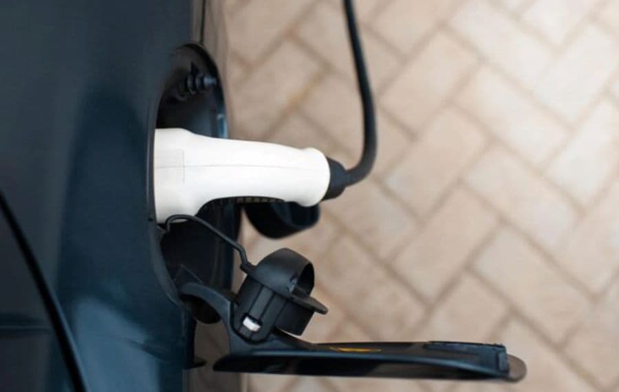 Як потужність переносного зарядного пристрою впливає на швидкість зарядки електромобіля