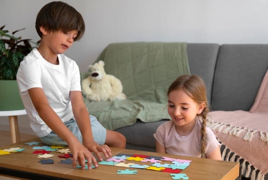 Діти збирають пазли разом