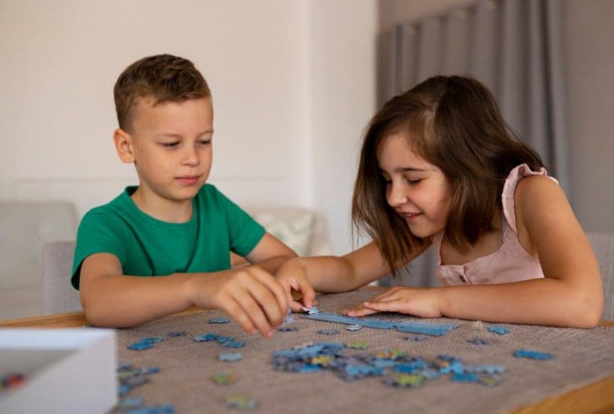 Хлопчик та дівчинка збирають разом пазли