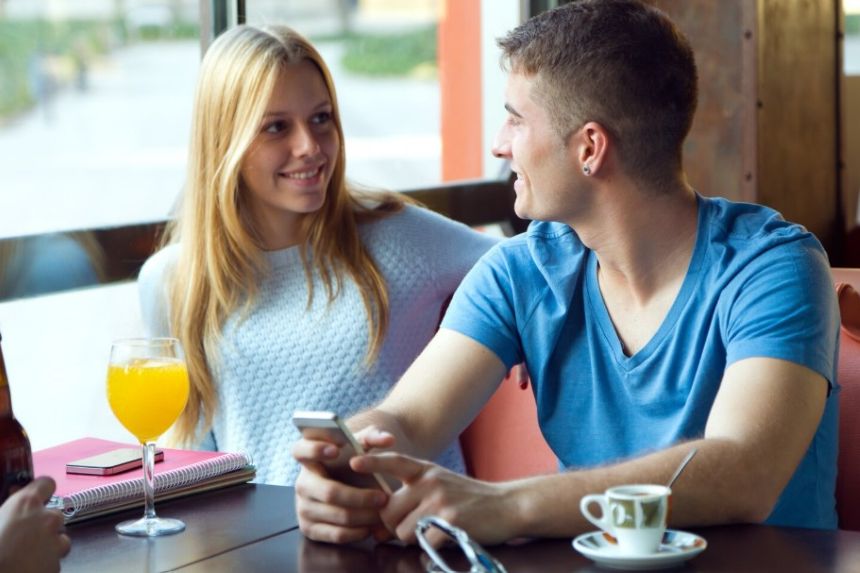 Приємна розмова друзів у кафе за столом