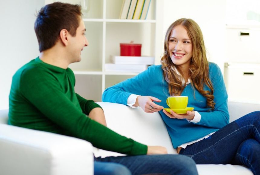 Друзі розмовляють сидячи на дивані