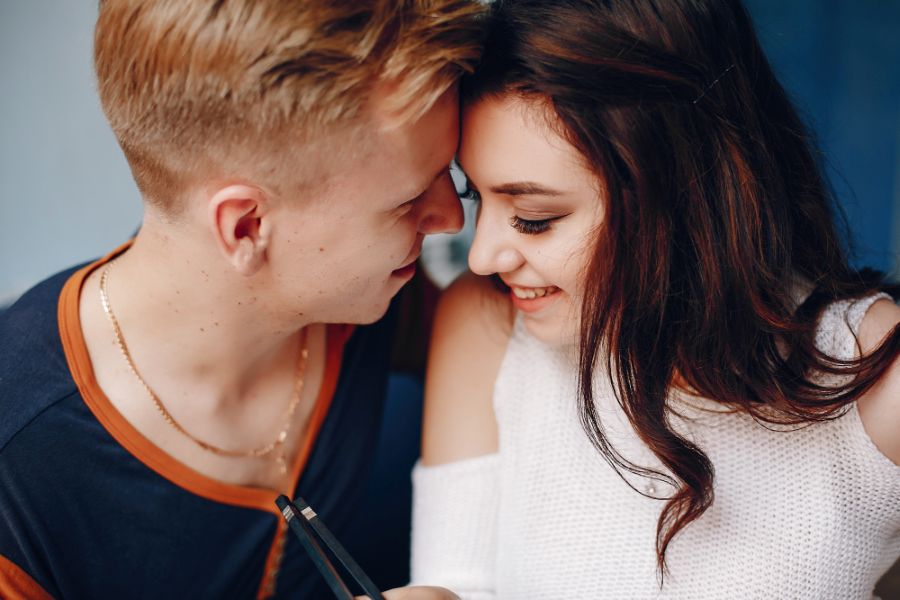 Влюбленная пара сидит рядом