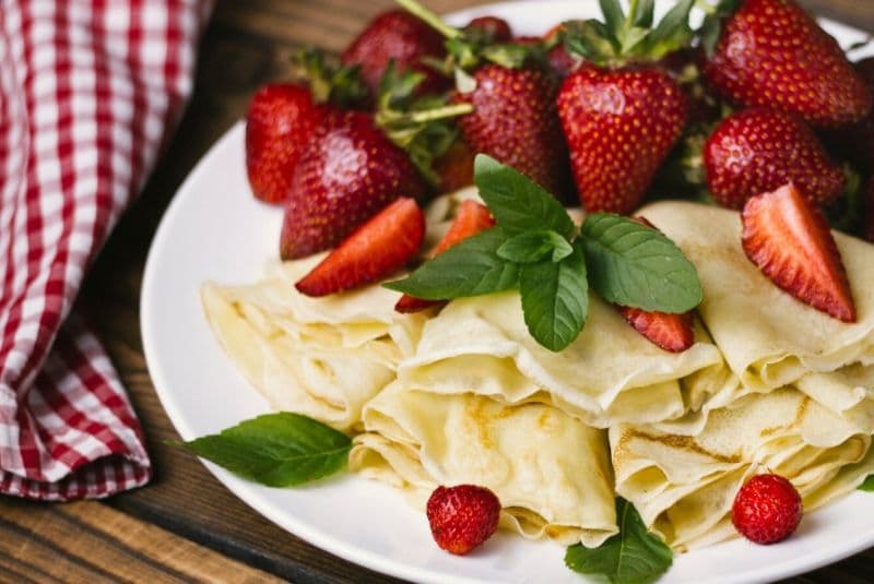 Блины с клубникой