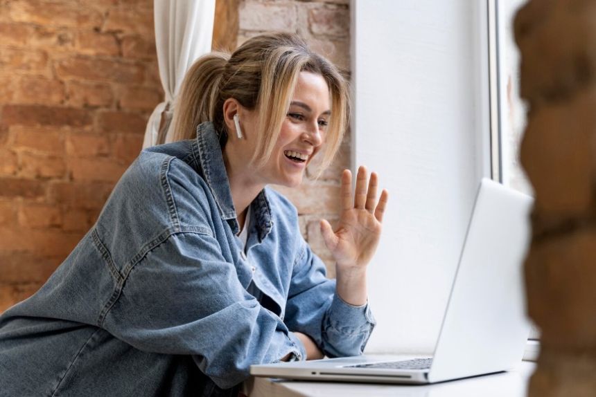 Отношения на расстоянии: женщина общается онлайн с мужчиной Отношения на расстоянии: женщина общается онлайн с мужчиной