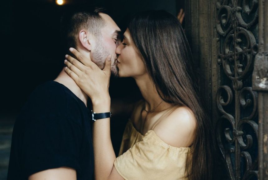 Поцілунок молодої пари у стосунках