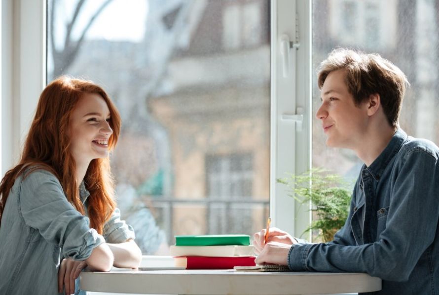 Девушка ставит провокационные вопросы парню в кафе