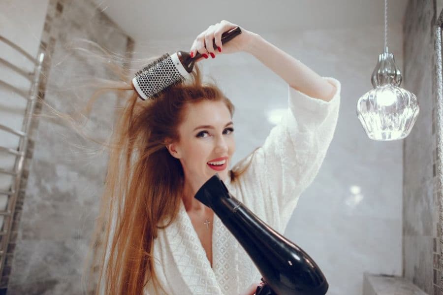 Дистанція між феном і волоссям